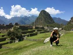 秘鲁留学生Brianna Rivera跪在草地上的照片.